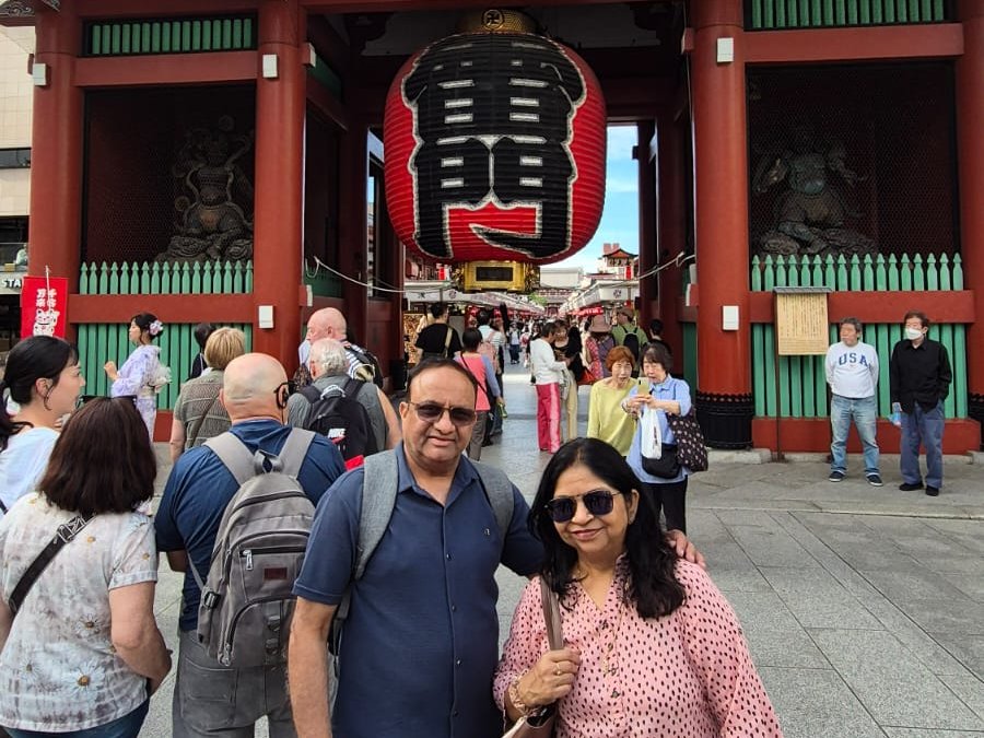 Guests in front of the Kaminarimon gate in Asakusa